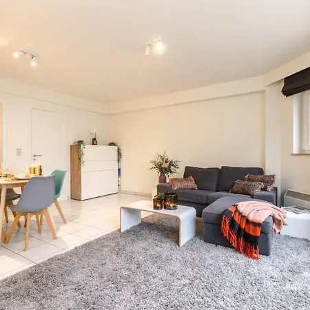 Huswell - Charming Nearby The דירה